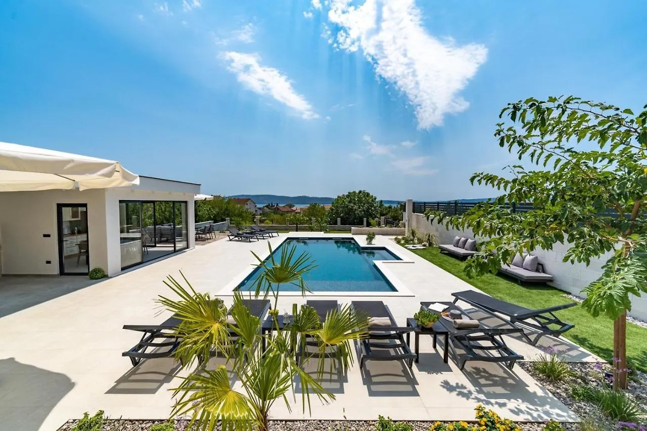 Villa Marisa With 51Sqm Pool, 5 Bedrooms, Gym Kastela 0*,  Croatia